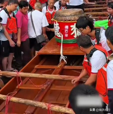 龙舟翻2条翻船原因离谱这下要被嘲笑了CQ9电子网站猎德村的船翻了！3条新(图10)