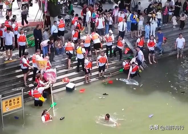 龙舟翻2条翻船原因离谱这下要被嘲笑了CQ9电子网站猎德村的船翻了！3条新(图12)
